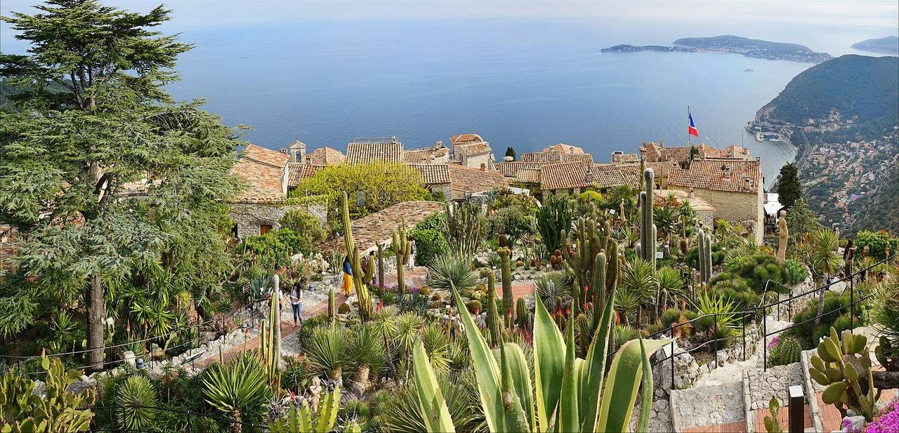 Le village d’Èze et la mer Méditerranée