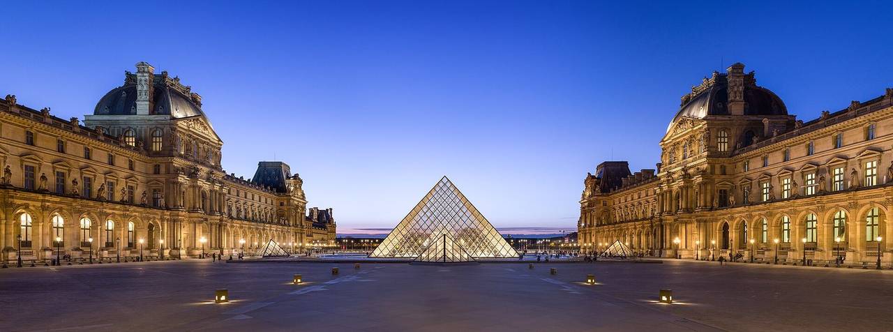 Le Louvre et sa pyramide vus de nuit
