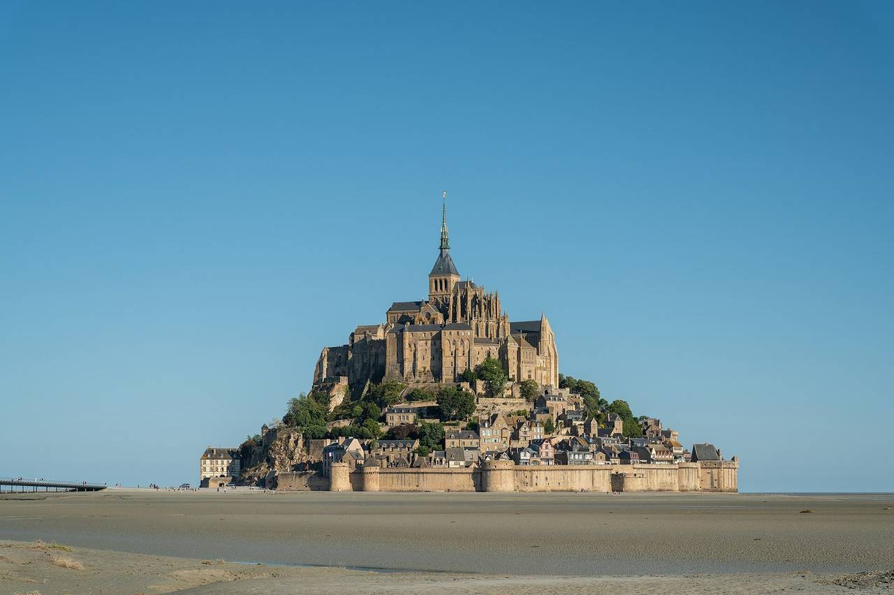 Le Mont-Saint-Michel dans la baie
