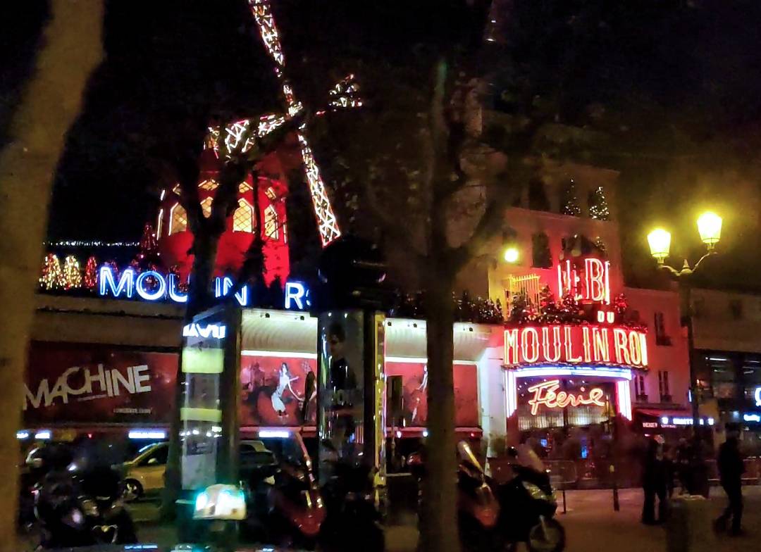 Le Moulin Rouge illuminé